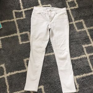 Super stylish white jeans.